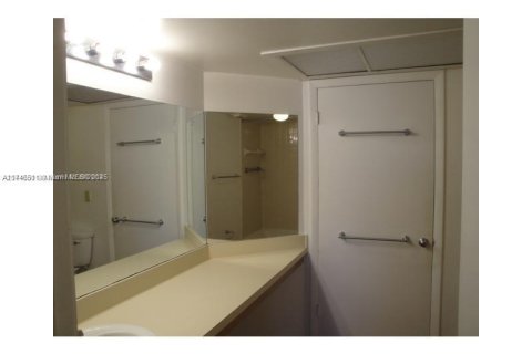 Condo in Oakland Park, Florida, 1 bedroom  № 1707534 - photo 5