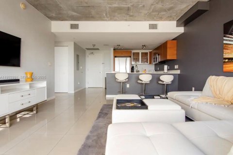 Condominio en alquiler en Miami, Florida, 1 dormitorio, 67.45 m2 № 1991153 - foto 3
