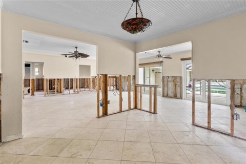 House in Crystal River, Florida 5 bedrooms, 207.82 sq.m. № 1847172 - photo 10