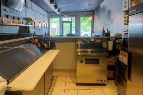 Commercial property in Miami, Florida № 2158499 - photo 2
