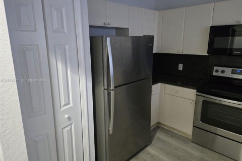 Condo in Miramar, Florida, 3 bedrooms № 2424955 - photo 4