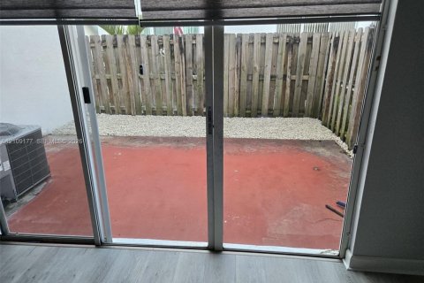 Condo in Miramar, Florida, 3 bedrooms № 2424955 - photo 13