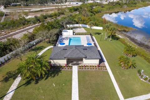 House in Avon Park, Florida 4 bedrooms, 180.32 sq.m. № 2266839 - photo 23