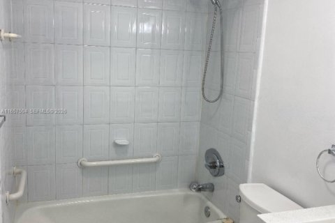 Condominio en venta en Sunny Isles Beach, Florida, 1 dormitorio, 65.5 m2 № 1981271 - foto 21