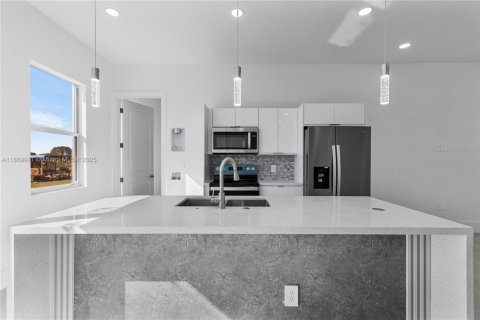 House in Lehigh Acres, Florida 3 bedrooms № 1896964 - photo 4