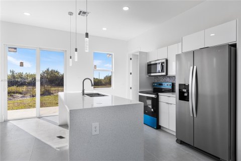 House in Lehigh Acres, Florida 3 bedrooms № 1896964 - photo 3