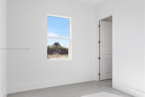 House in Lehigh Acres, Florida 3 bedrooms № 1896964 - photo 8