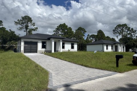 House in Lehigh Acres, Florida 3 bedrooms № 1896964 - photo 2