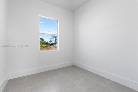House in Lehigh Acres, Florida 3 bedrooms № 1896964 - photo 11