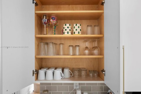 House in Hollywood, Florida 4 bedrooms, 212.19 sq.m. № 2021604 - photo 26