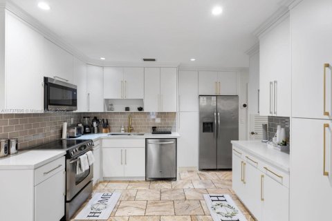 House in Hollywood, Florida 4 bedrooms, 212.19 sq.m. № 2021604 - photo 25