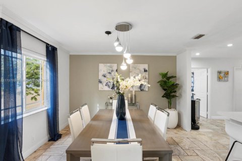 House in Hollywood, Florida 4 bedrooms, 212.19 sq.m. № 2021604 - photo 21