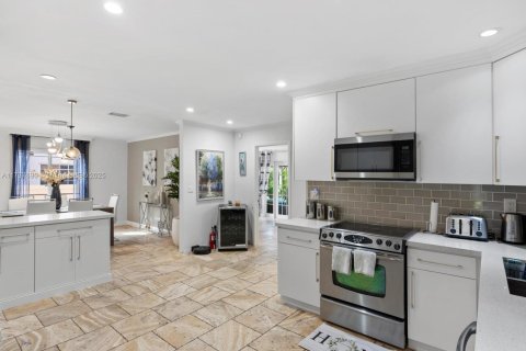 House in Hollywood, Florida 4 bedrooms, 212.19 sq.m. № 2021604 - photo 28