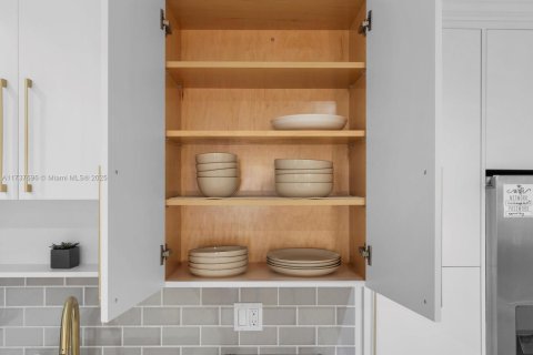 House in Hollywood, Florida 4 bedrooms, 212.19 sq.m. № 2021604 - photo 27