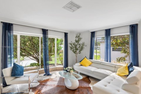 House in Hollywood, Florida 4 bedrooms, 212.19 sq.m. № 2021604 - photo 19