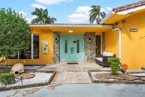 House in Hollywood, Florida 4 bedrooms, 212.19 sq.m. № 2021604 - photo 8