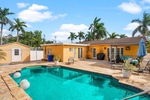 House in Hollywood, Florida 4 bedrooms, 212.19 sq.m. № 2021604 - photo 2