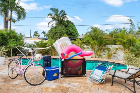 House in Hollywood, Florida 4 bedrooms, 212.19 sq.m. № 2021604 - photo 16