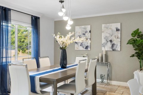 House in Hollywood, Florida 4 bedrooms, 212.19 sq.m. № 2021604 - photo 23