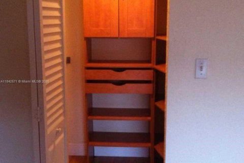 Condo in Lauderhill, Florida, 1 bedroom  № 1834015 - photo 6