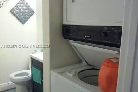Condo in Lauderhill, Florida, 1 bedroom  № 1834015 - photo 11