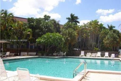 Condo in Lauderhill, Florida, 1 bedroom  № 1834015 - photo 2