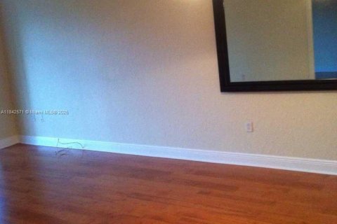 Condo in Lauderhill, Florida, 1 bedroom  № 1834015 - photo 4