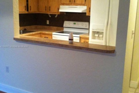 Condo in Lauderhill, Florida, 1 bedroom  № 1834015 - photo 3