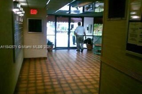 Condo in Lauderhill, Florida, 1 bedroom  № 1834015 - photo 10