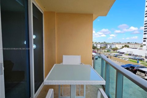 Copropriété à louer à Hollywood, Floride: 1 chambre, 77.57 m2 № 1878353 - photo 3