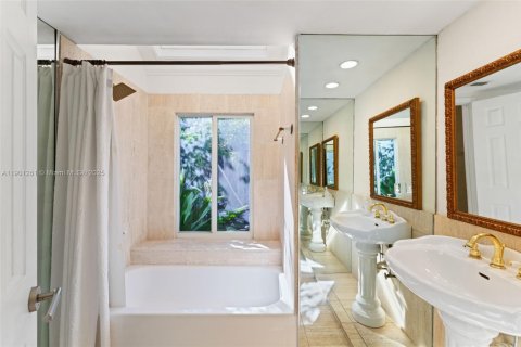 House in Miami, Florida 3 bedrooms, 162.11 sq.m. № 1953397 - photo 26
