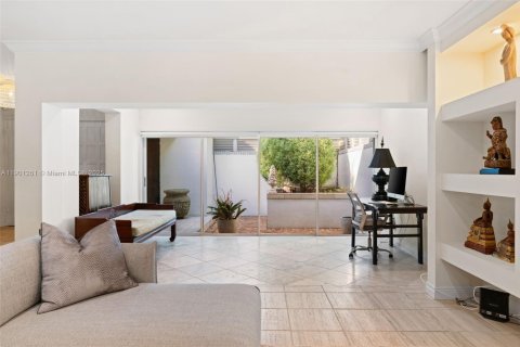 House in Miami, Florida 3 bedrooms, 162.11 sq.m. № 1953397 - photo 13