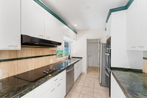 House in Miami, Florida 3 bedrooms, 162.11 sq.m. № 1953397 - photo 18
