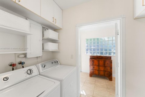 House in Miami, Florida 3 bedrooms, 162.11 sq.m. № 1953397 - photo 27