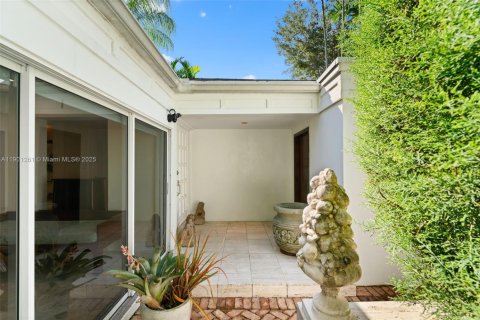 House in Miami, Florida 3 bedrooms, 162.11 sq.m. № 1953397 - photo 4