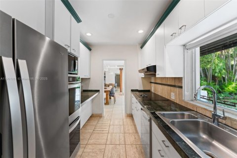 House in Miami, Florida 3 bedrooms, 162.11 sq.m. № 1953397 - photo 17