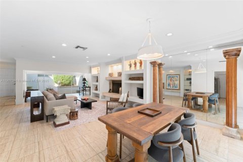 House in Miami, Florida 3 bedrooms, 162.11 sq.m. № 1953397 - photo 14