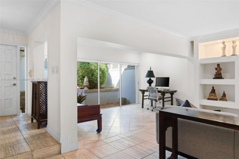 House in Miami, Florida 3 bedrooms, 162.11 sq.m. № 1953397 - photo 12
