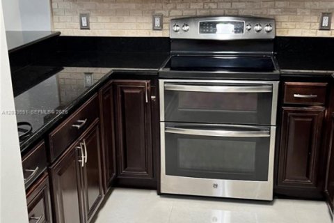 Condo in Miami, Florida, 3 bedrooms № 2189829