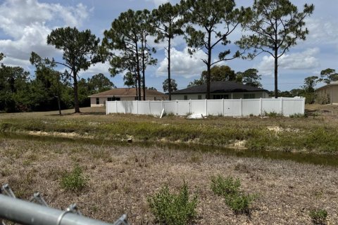 House in Lehigh Acres, Florida 3 bedrooms, 135.45 sq.m. № 1675992 - photo 8