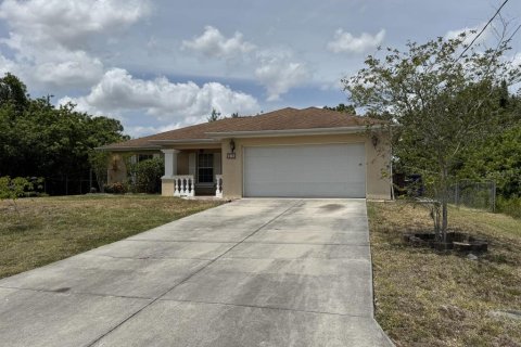 House in Lehigh Acres, Florida 3 bedrooms, 135.45 sq.m. № 1675992 - photo 5
