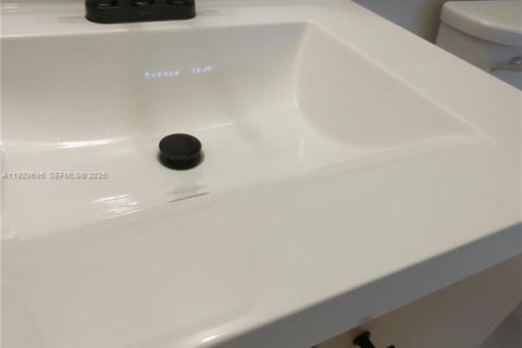 Condo in West Palm Beach, Florida, 1 bedroom  № 1993504 - photo 12