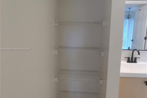 Condo in West Palm Beach, Florida, 1 bedroom  № 1993504 - photo 14