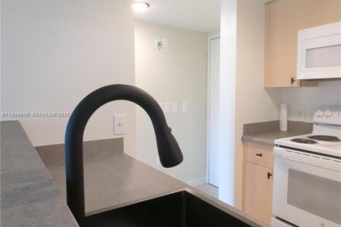 Condo in West Palm Beach, Florida, 1 bedroom  № 1993504 - photo 5