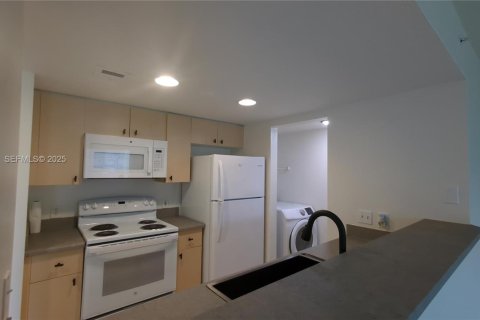 Condo in West Palm Beach, Florida, 1 bedroom  № 1993504 - photo 6