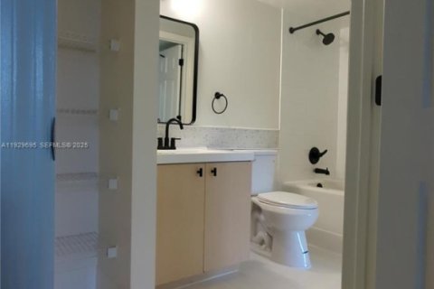 Condo in West Palm Beach, Florida, 1 bedroom  № 1993504 - photo 11