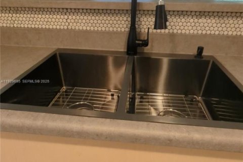 Condo in West Palm Beach, Florida, 1 bedroom  № 1993504 - photo 4