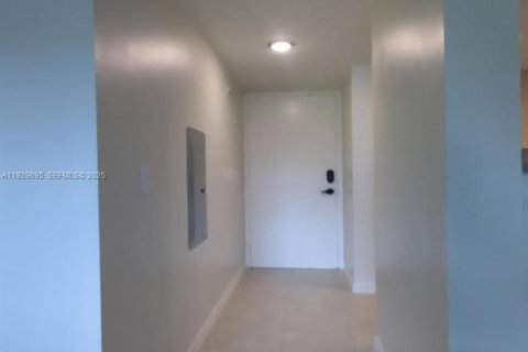 Condo in West Palm Beach, Florida, 1 bedroom  № 1993504 - photo 9