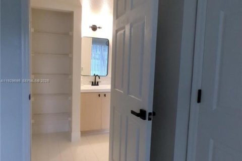 Condo in West Palm Beach, Florida, 1 bedroom  № 1993504 - photo 15