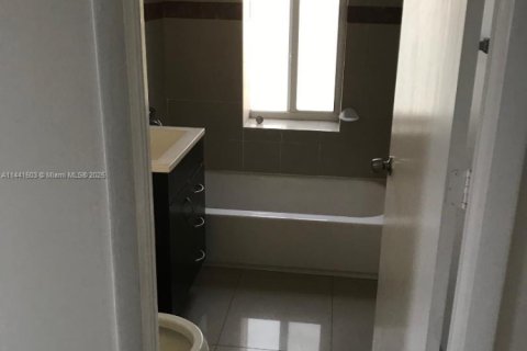 Propiedad comercial en venta en Miami, Florida, 1191.47 m2 № 1731385 - foto 19